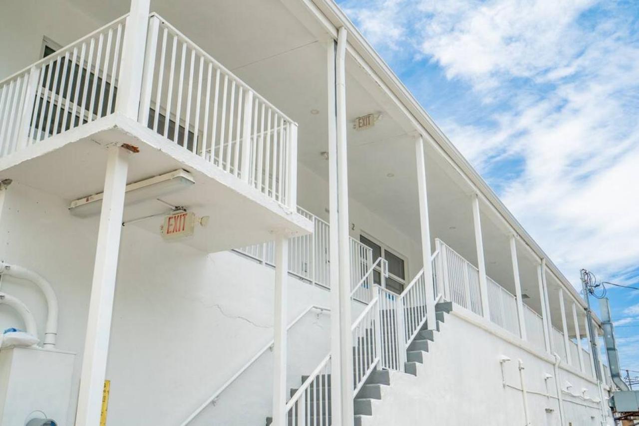 The Purple Pelican Beachfront With Ocean Balcony Unit 1 فورت لودرديل المظهر الخارجي الصورة